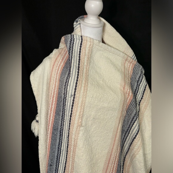 Artisan NY throw blanket blue, pink and cream - Picture 2 of 6